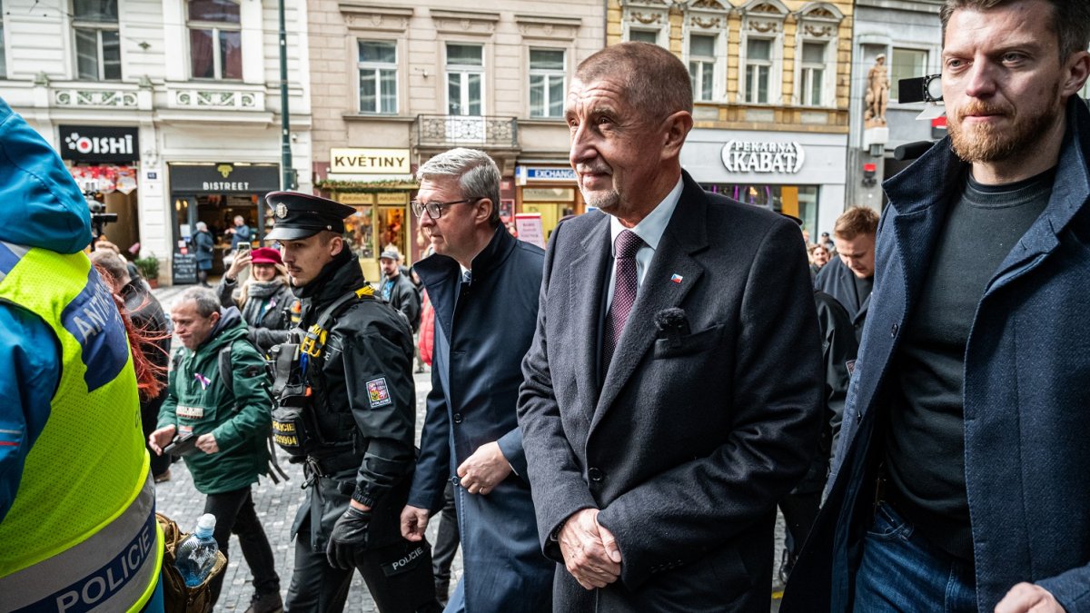 Andrej Babiš s Karlem Havlíčkem na Národní třídě během oslav 17. listopadu