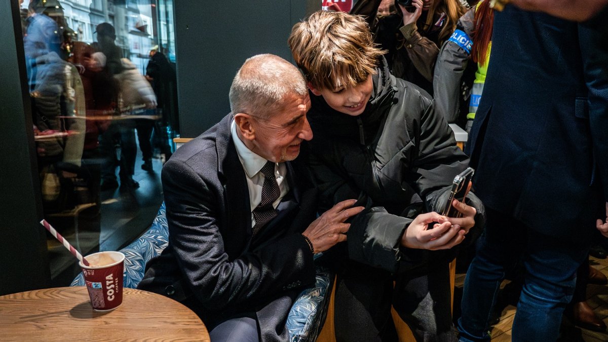 Andrej Babiš s Karlem Havlíčkem na Národní třídě během oslav 17. listopadu