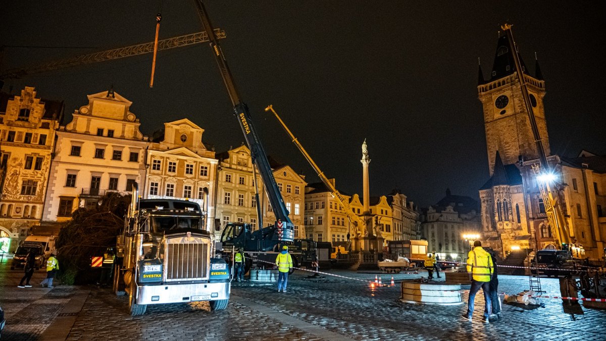 Ukotvení vánočního stromu na Staroměstském náměstí (26.11.2024)