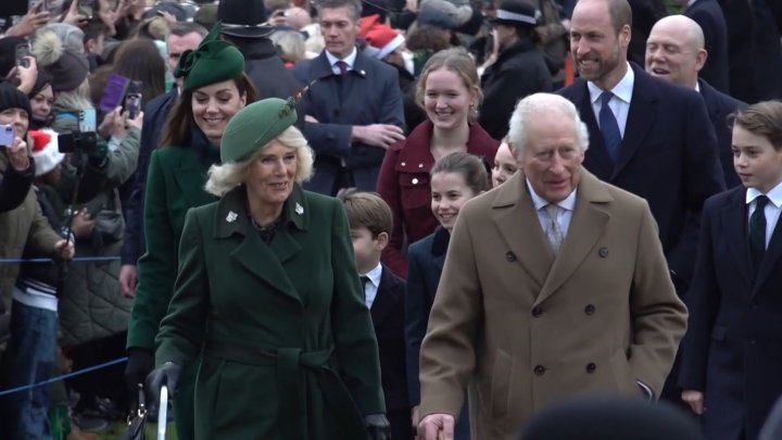 Královská rodina v Sandringhamu: Král, královna, William a Kate navštěvují bohoslužbu na Štědrý den