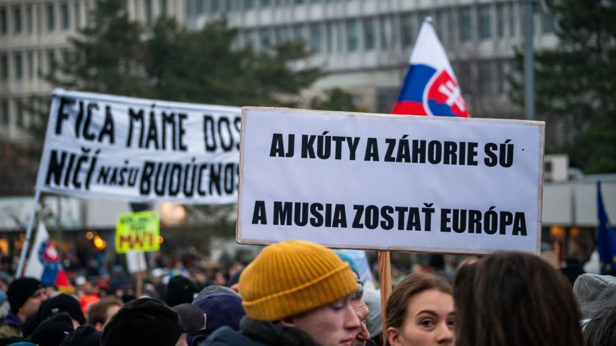 Na Slovensku pokračují demonstrace proti Robertu Ficovi