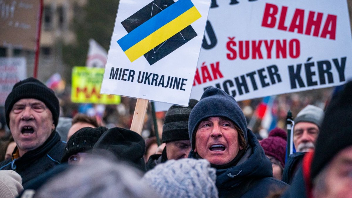Na Slovensku pokračují demonstrace proti Robertu Ficovi