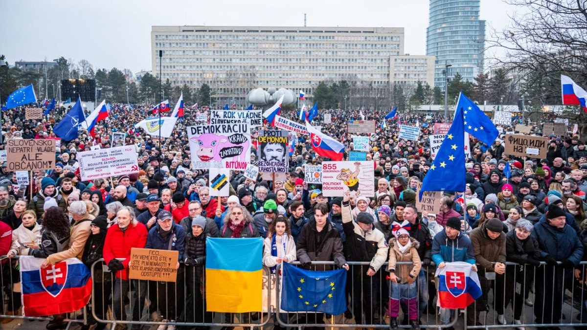 Na Slovensku pokračují demonstrace proti Robertu Ficovi