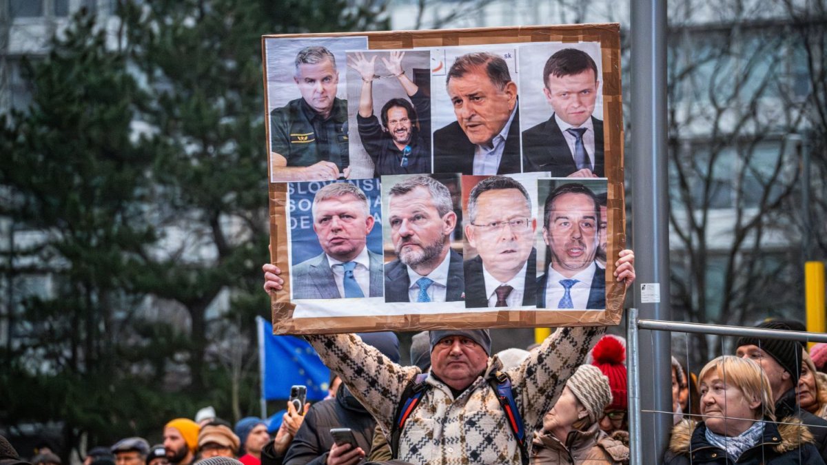 Na Slovensku pokračují demonstrace proti Robertu Ficovi