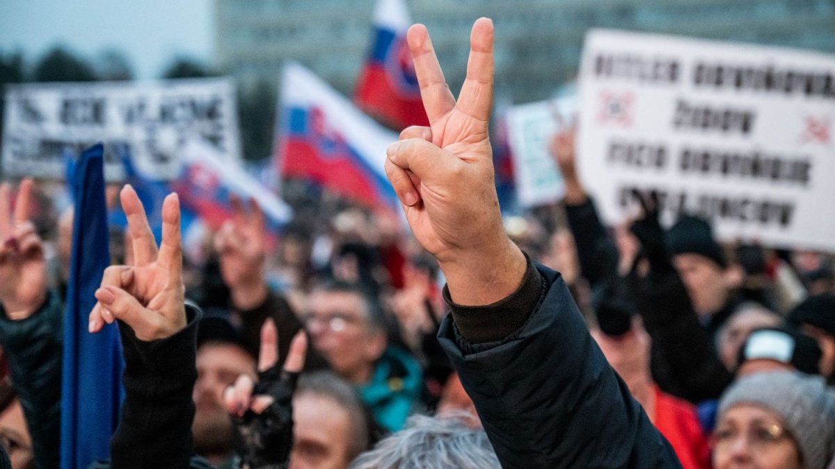Na Slovensku pokračují demonstrace proti Robertu Ficovi