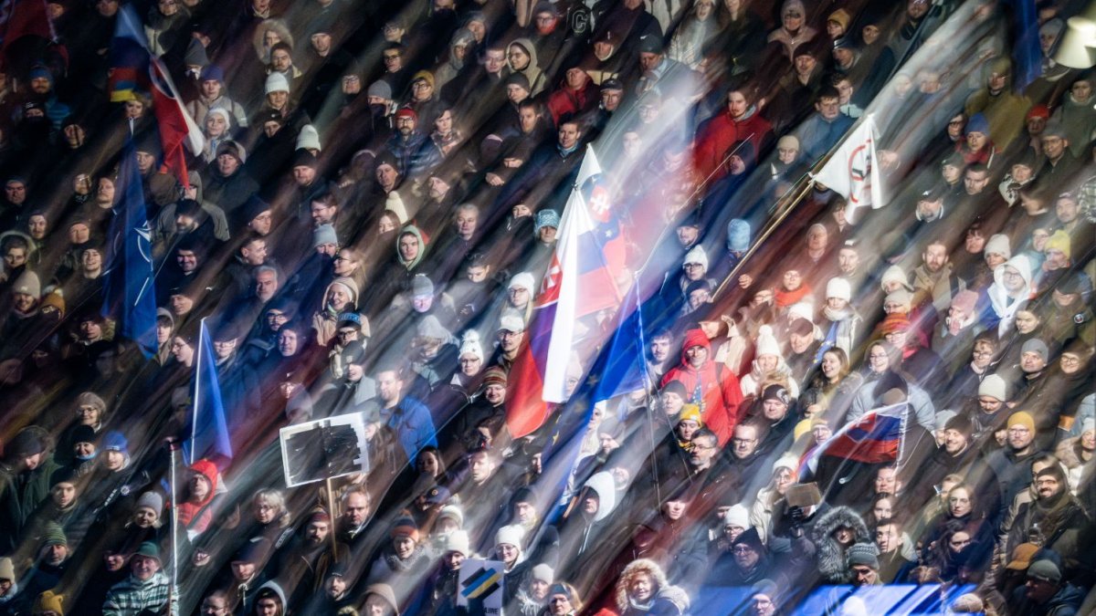 Na Slovensku pokračují demonstrace proti Robertu Ficovi
