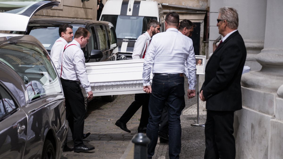 V Praze se koná poslední rozloučení s Annou Slováčkovou. (15.4.2025)