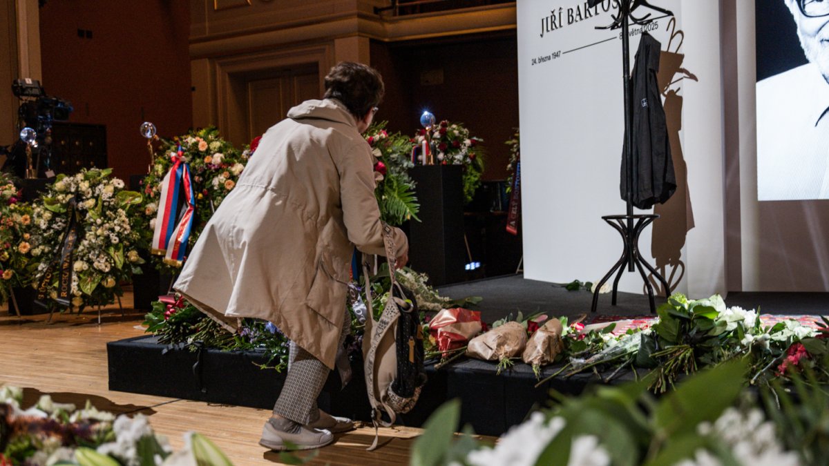 V Rudolfinu se lidé loučí s Jiřím Bartoškou. (20.5.2025)