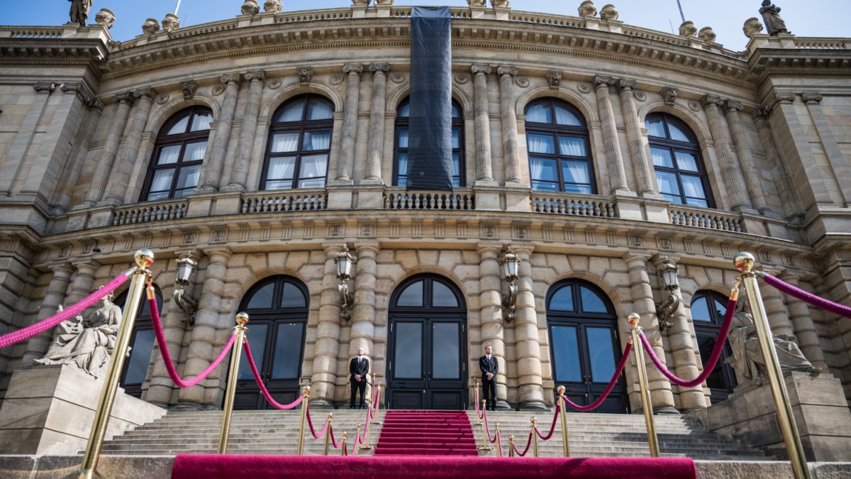 V Rudolfinu se lidé loučí s Jiřím Bartoškou. (20.5.2025)
