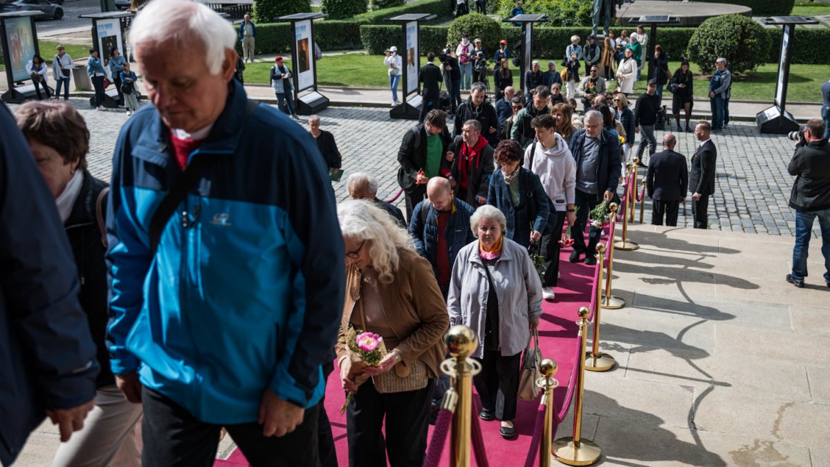 V Rudolfinu se lidé loučí s Jiřím Bartoškou. (20.5.2025)