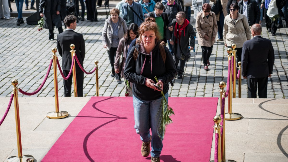 V Rudolfinu se lidé loučí s Jiřím Bartoškou. (20.5.2025)