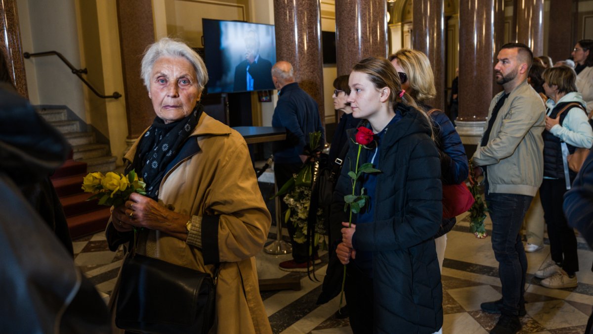 V Rudolfinu se lidé loučí s Jiřím Bartoškou. (20.5.2025)