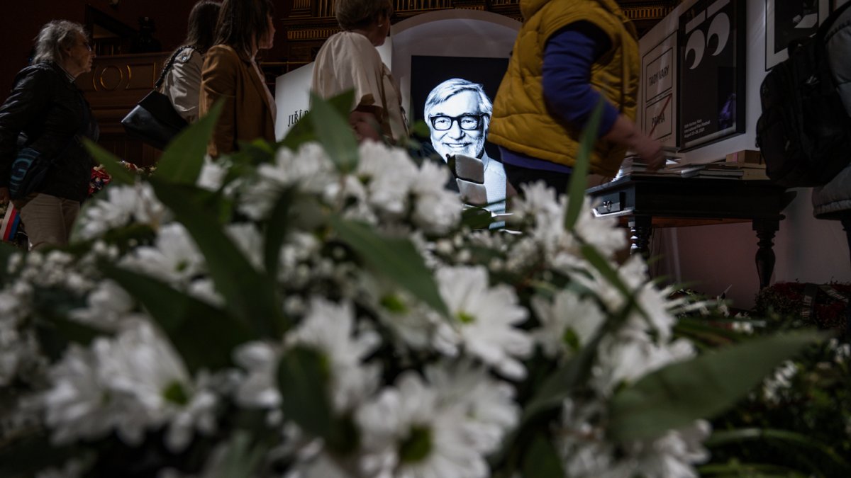 V Rudolfinu se lidé loučí s Jiřím Bartoškou. (20.5.2025)