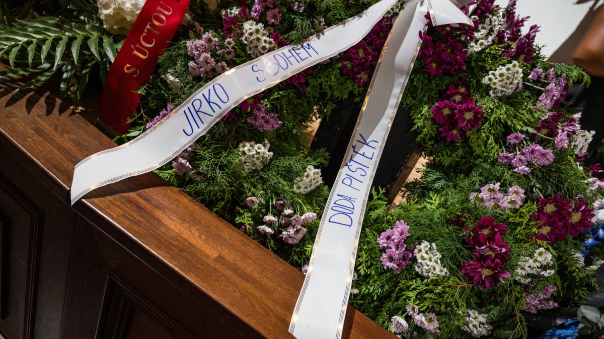 V Rudolfinu se lidé loučí s Jiřím Bartoškou. (20.5.2025)