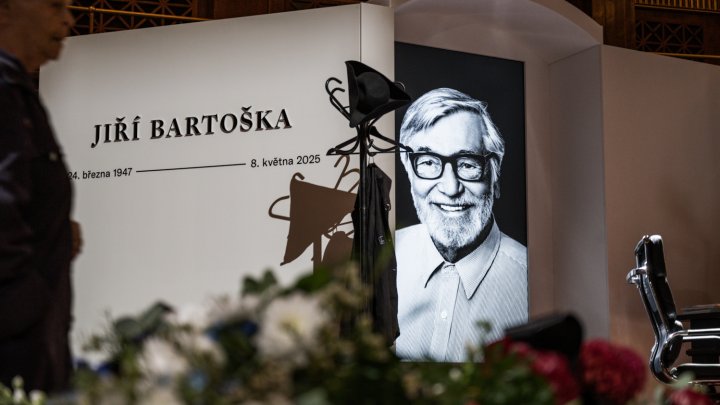 V Rudolfinu se lidé loučí s Jiřím Bartoškou. (20.5.2025)