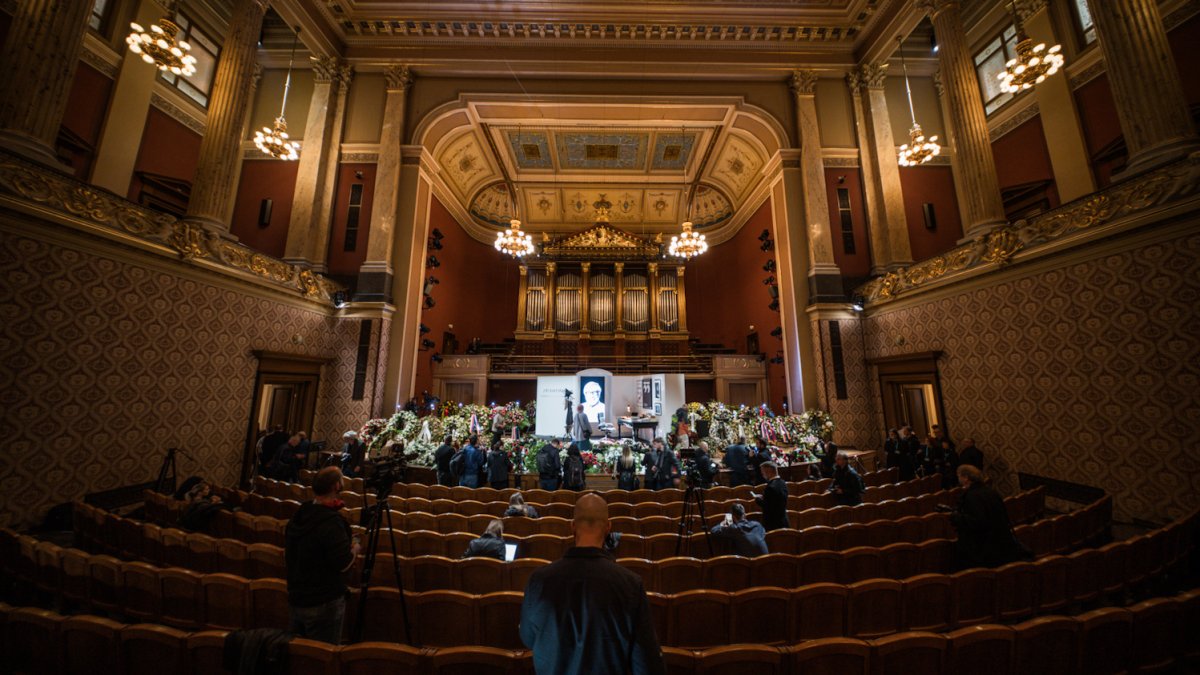 V Rudolfinu se lidé loučí s Jiřím Bartoškou. (20.5.2025)