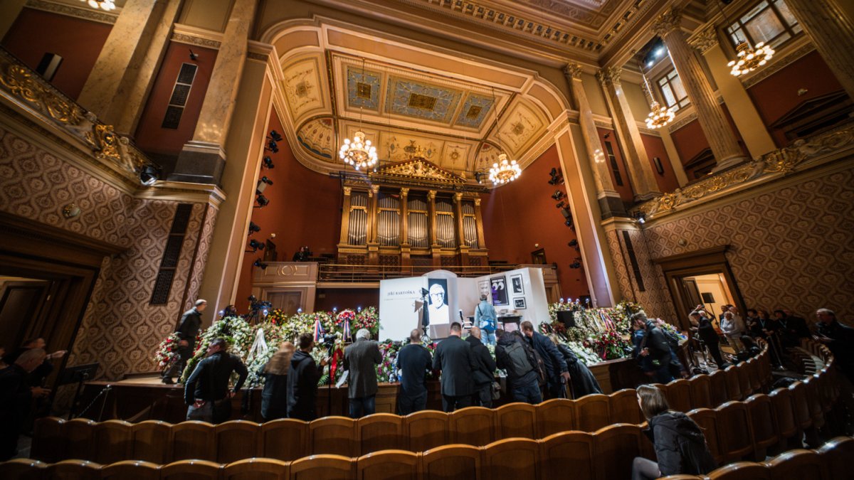 V Rudolfinu se lidé loučí s Jiřím Bartoškou. (20.5.2025)