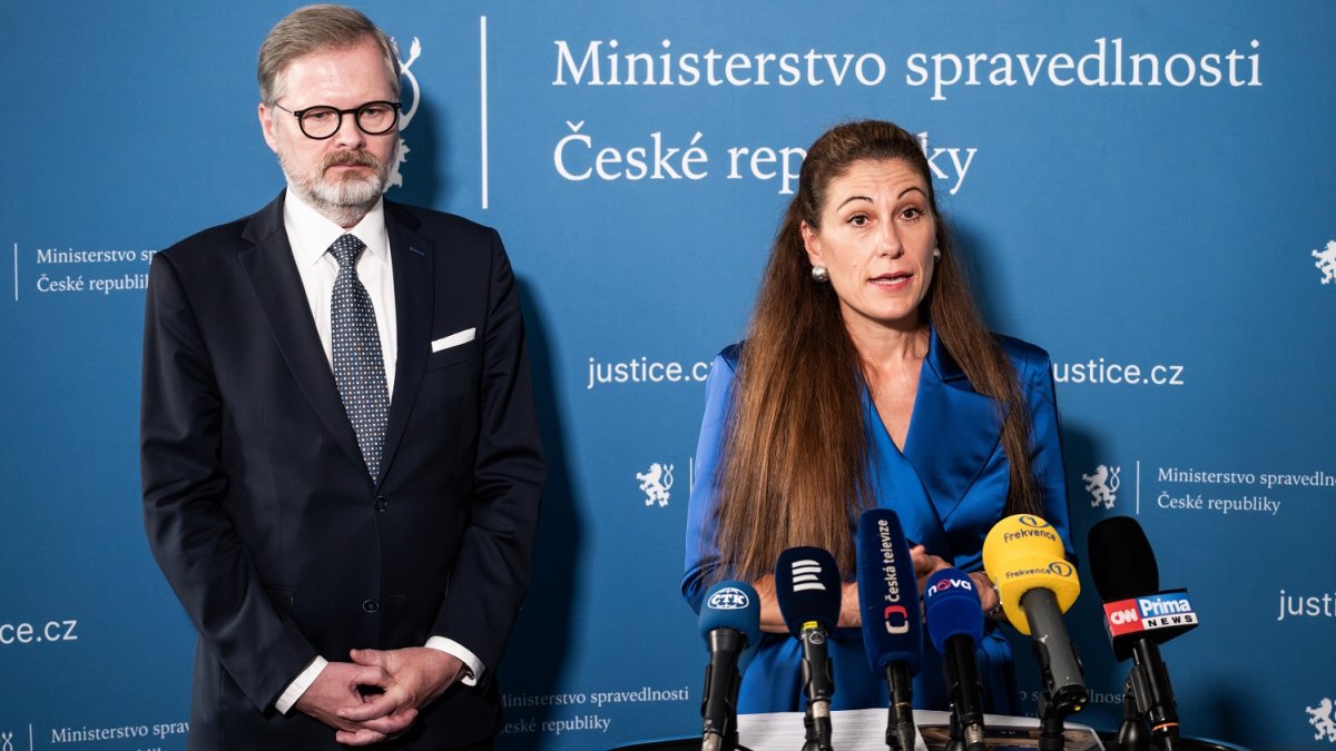 Eva Decroix vystřídala Pavla Blažka v čele ministerstva spravedlnosti. (10.6.2025)