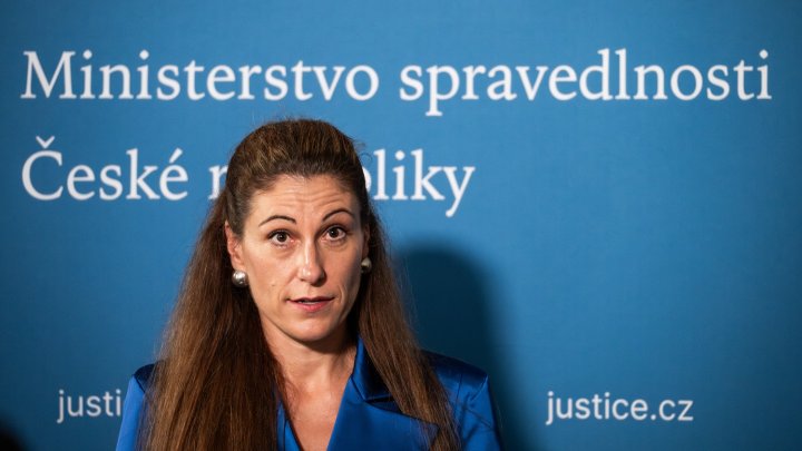 Eva Decroix vystřídala Pavla Blažka v čele ministerstva spravedlnosti. (10.6.2025)