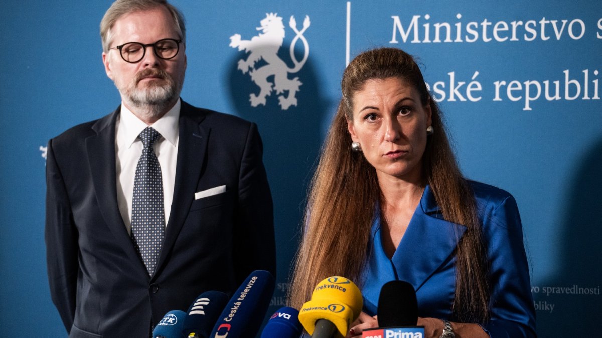 Eva Decroix vystřídala Pavla Blažka v čele ministerstva spravedlnosti. (10.6.2025)