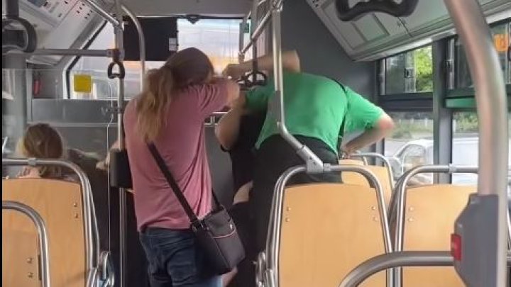 Rvačka cestujících s revizory