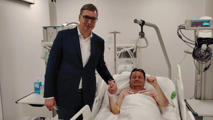 Aleksandar Vučić navštívil Darka Glišiće v nemocnici. 