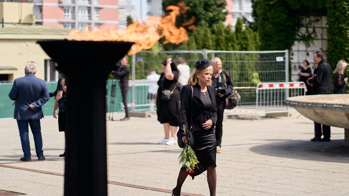 Lidé se ve Strašnicích rozloučili s Jiřím Krampolem. (8.8.2025)