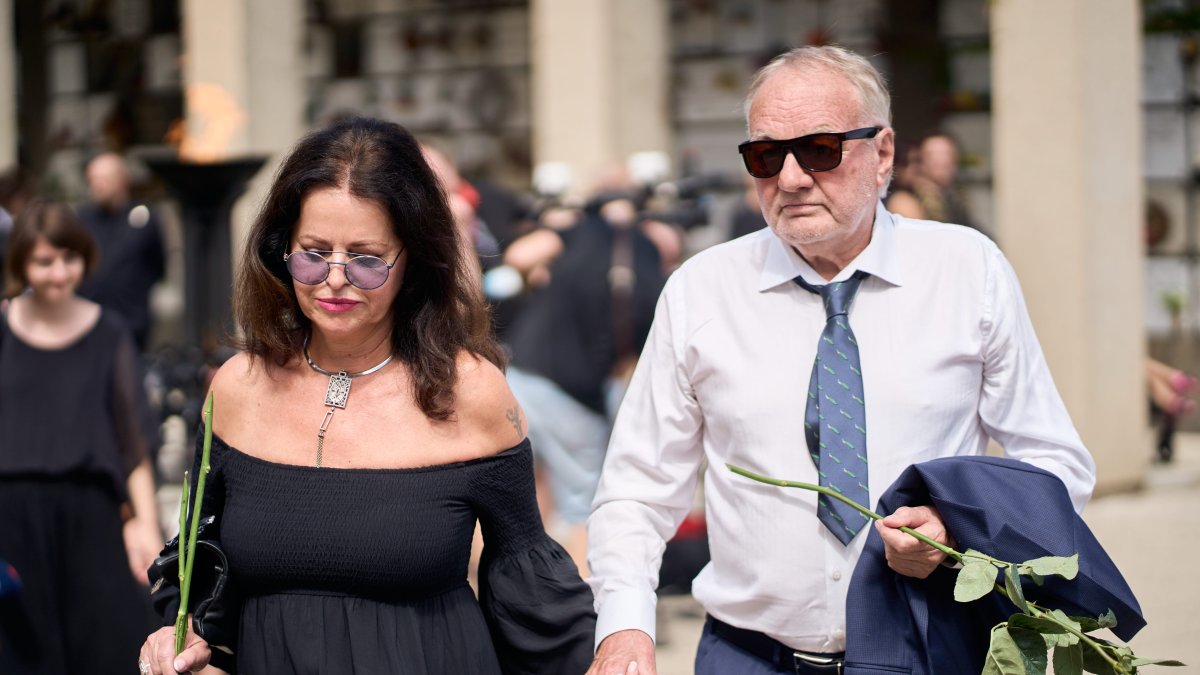 Lidé se ve Strašnicích rozloučili s Jiřím Krampolem. (8.8.2025)