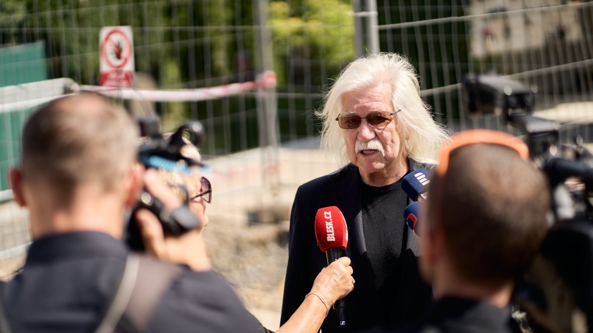 Lidé se ve Strašnicích rozloučili s Jiřím Krampolem. (8.8.2025)