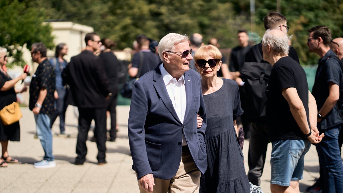 Lidé se ve Strašnicích rozloučili s Jiřím Krampolem. (8.8.2025)