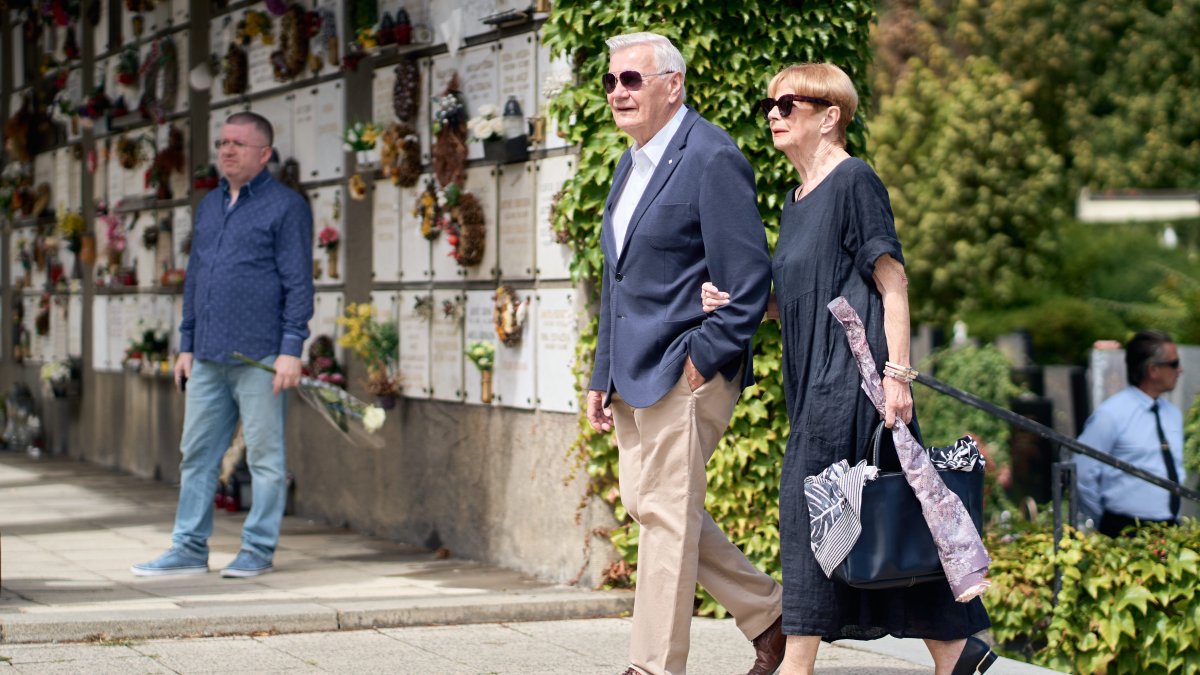 Lidé se ve Strašnicích rozloučili s Jiřím Krampolem. (8.8.2025)