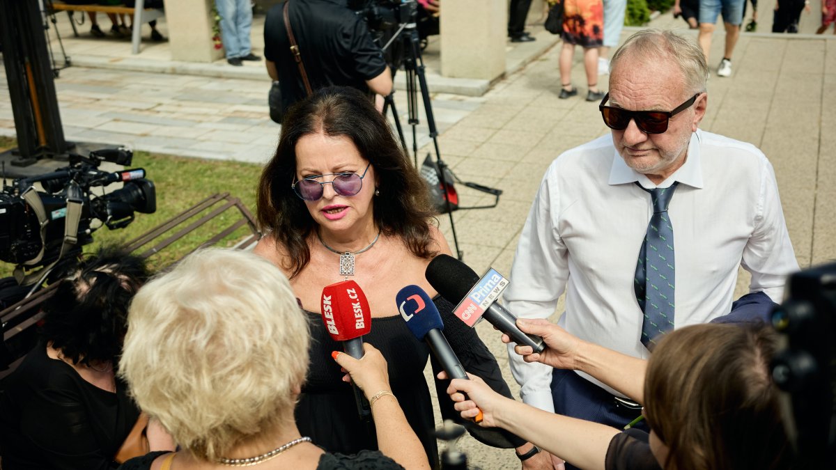 Lidé se ve Strašnicích rozloučili s Jiřím Krampolem. (8.8.2025)