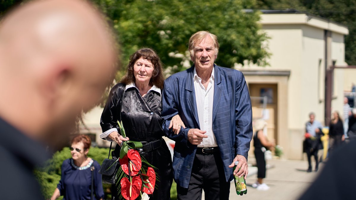 Lidé se ve Strašnicích rozloučili s Jiřím Krampolem. (8.8.2025)