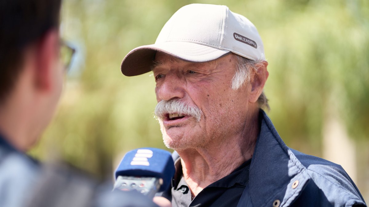 Lidé se ve Strašnicích rozloučili s Jiřím Krampolem. (8.8.2025)