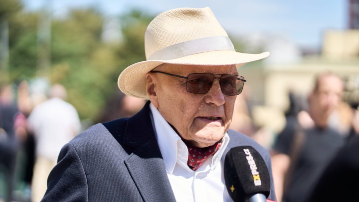 Jan Přeučil na rozloučení s Jiřím Krampolem. 