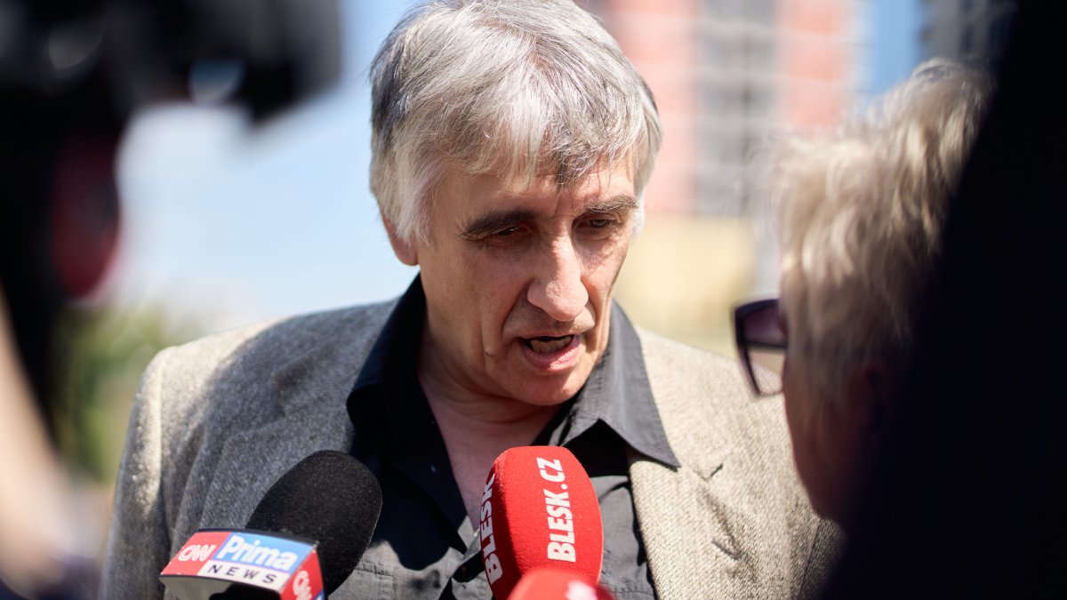 Lidé se ve Strašnicích rozloučili s Jiřím Krampolem. (8.8.2025)