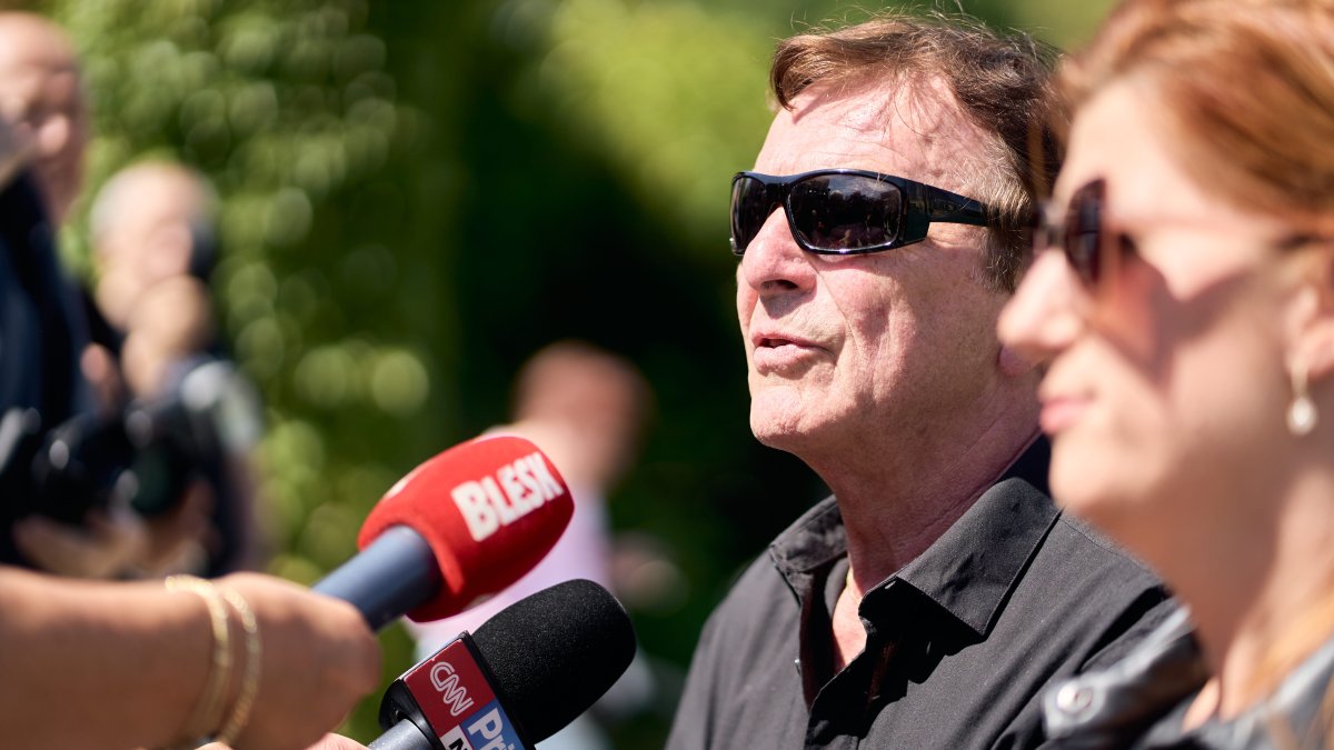 Lidé se ve Strašnicích rozloučili s Jiřím Krampolem. (8.8.2025)