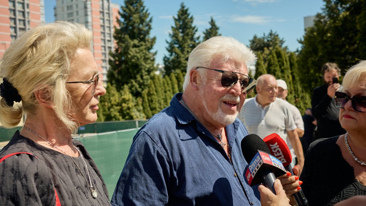 Lidé se ve Strašnicích rozloučili s Jiřím Krampolem. (8.8.2025)