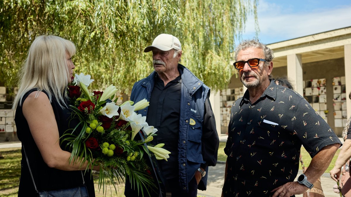 Lidé se ve Strašnicích rozloučili s Jiřím Krampolem. (8.8.2025)