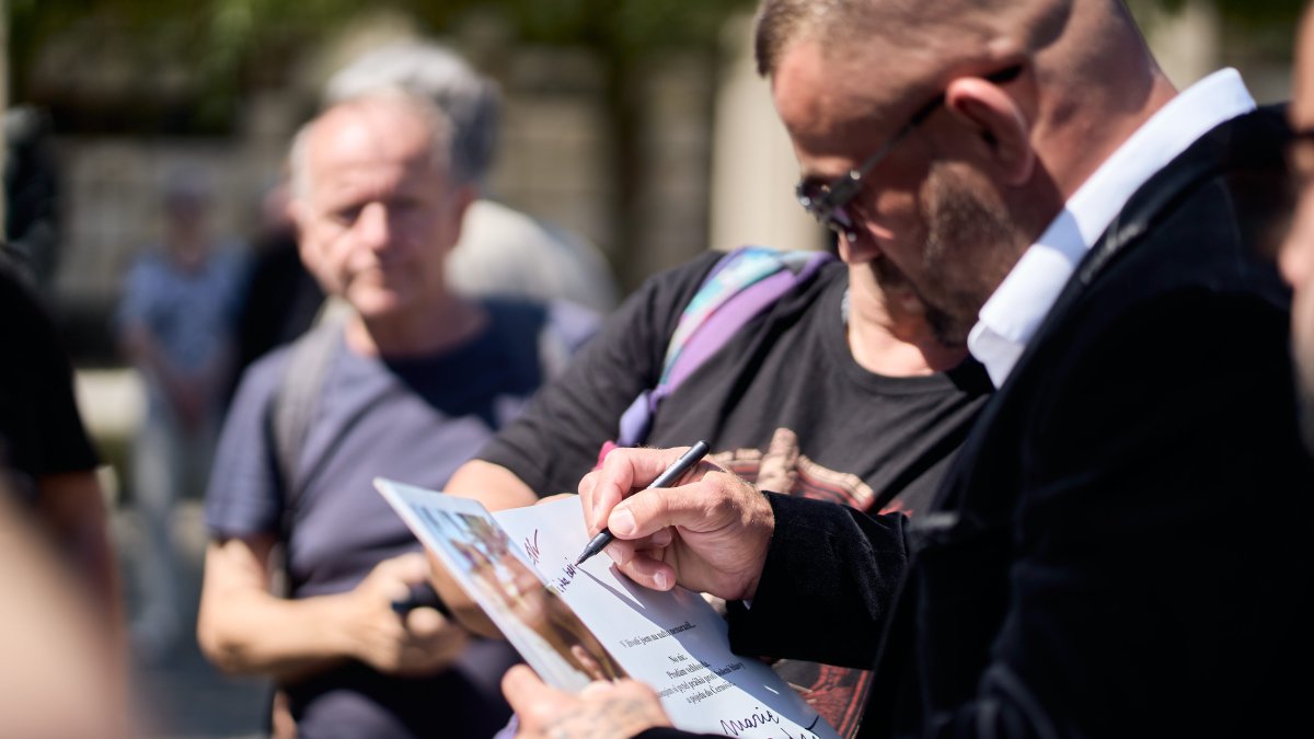 Lidé se ve Strašnicích rozloučili s Jiřím Krampolem. (8.8.2025)