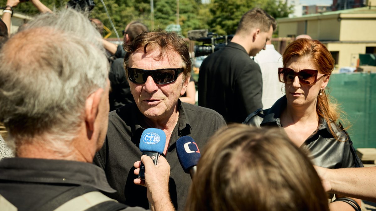 Lidé se ve Strašnicích rozloučili s Jiřím Krampolem. (8.8.2025)
