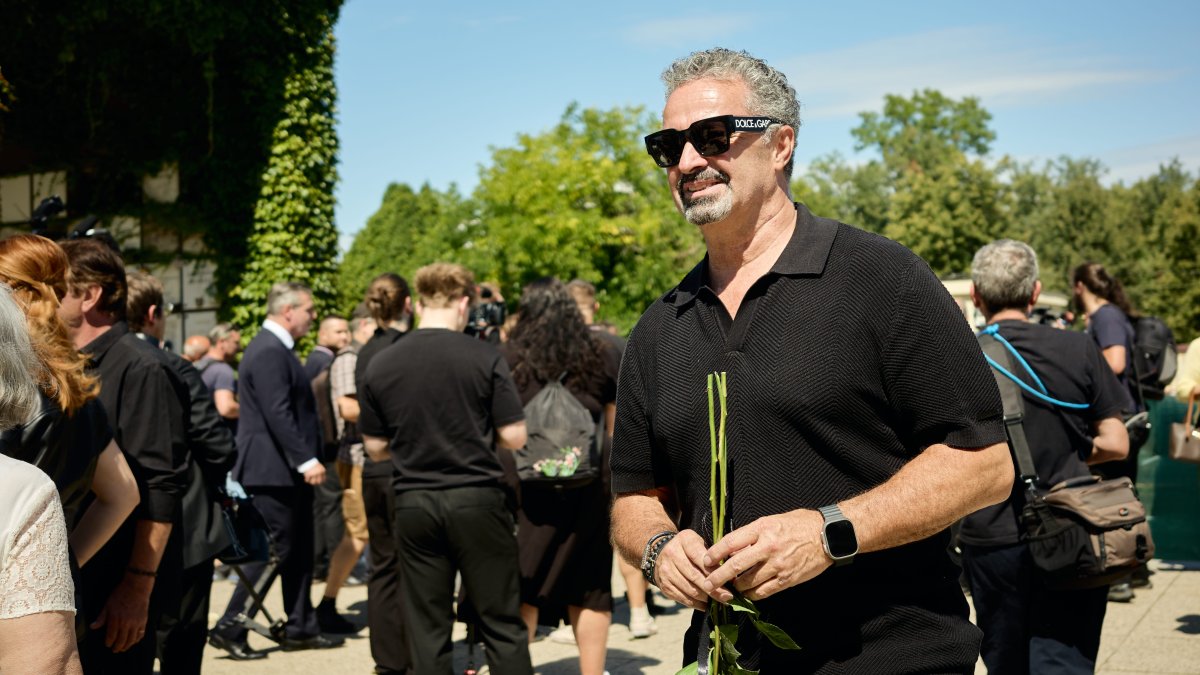 Lidé se ve Strašnicích rozloučili s Jiřím Krampolem. (8.8.2025)