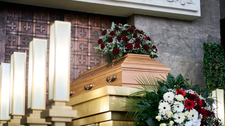 Lidé se ve Strašnicích rozloučili s Jiřím Krampolem. (8.8.2025)