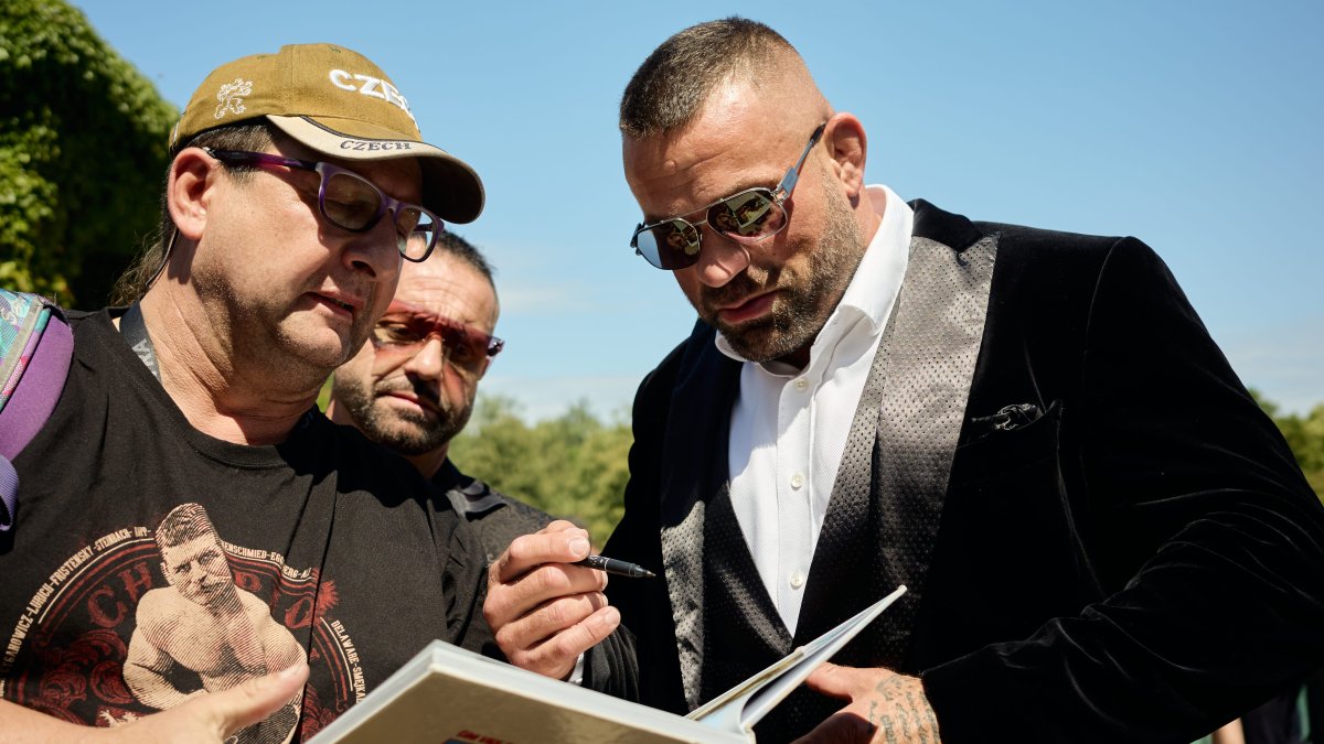 Lidé se ve Strašnicích rozloučili s Jiřím Krampolem. (8.8.2025)
