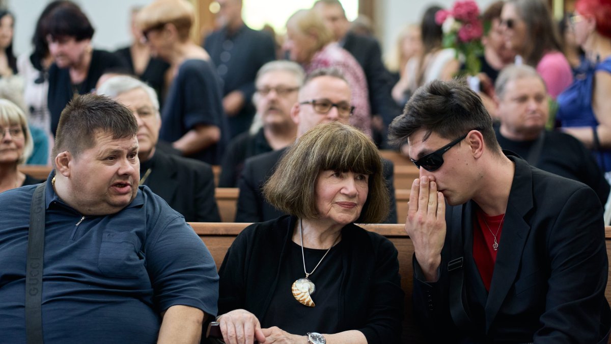 Lidé se ve Strašnicích rozloučili s Jiřím Krampolem. (8.8.2025)