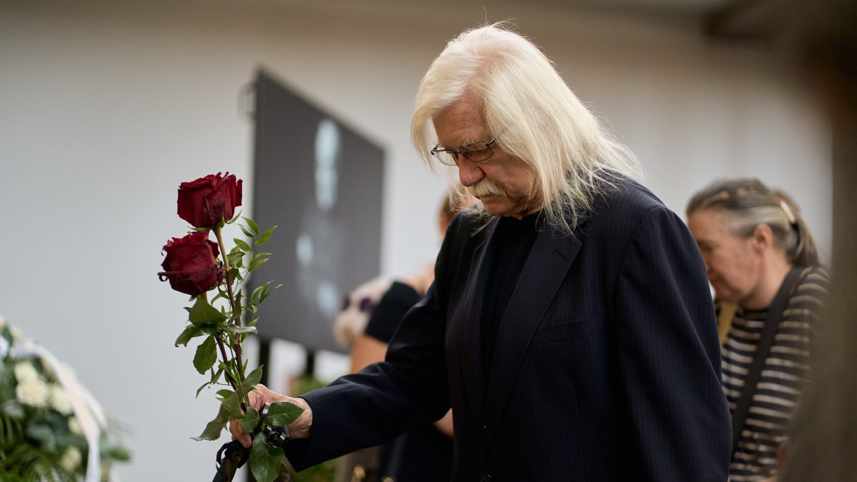 Lidé se ve Strašnicích rozloučili s Jiřím Krampolem. (8.8.2025)