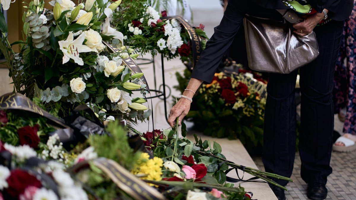 Lidé se ve Strašnicích rozloučili s Jiřím Krampolem. (8.8.2025)