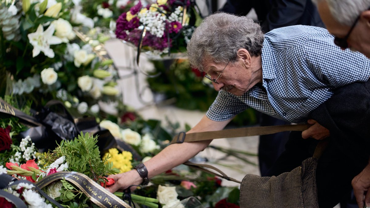 Lidé se ve Strašnicích rozloučili s Jiřím Krampolem. (8.8.2025)