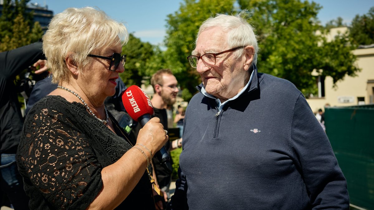 Lidé se ve Strašnicích rozloučili s Jiřím Krampolem. (8.8.2025)