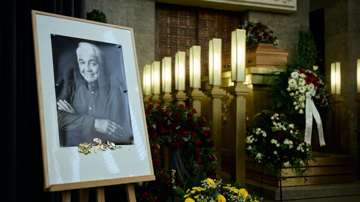 Lidé se ve Strašnicích rozloučili s Jiřím Krampolem. (8.8.2025)